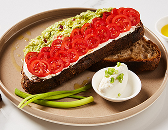 crostone di pane integrale con guacamole e pomodori